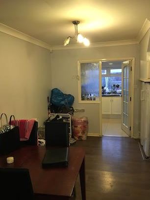 3 bedrooms Semi-Detached House for rent